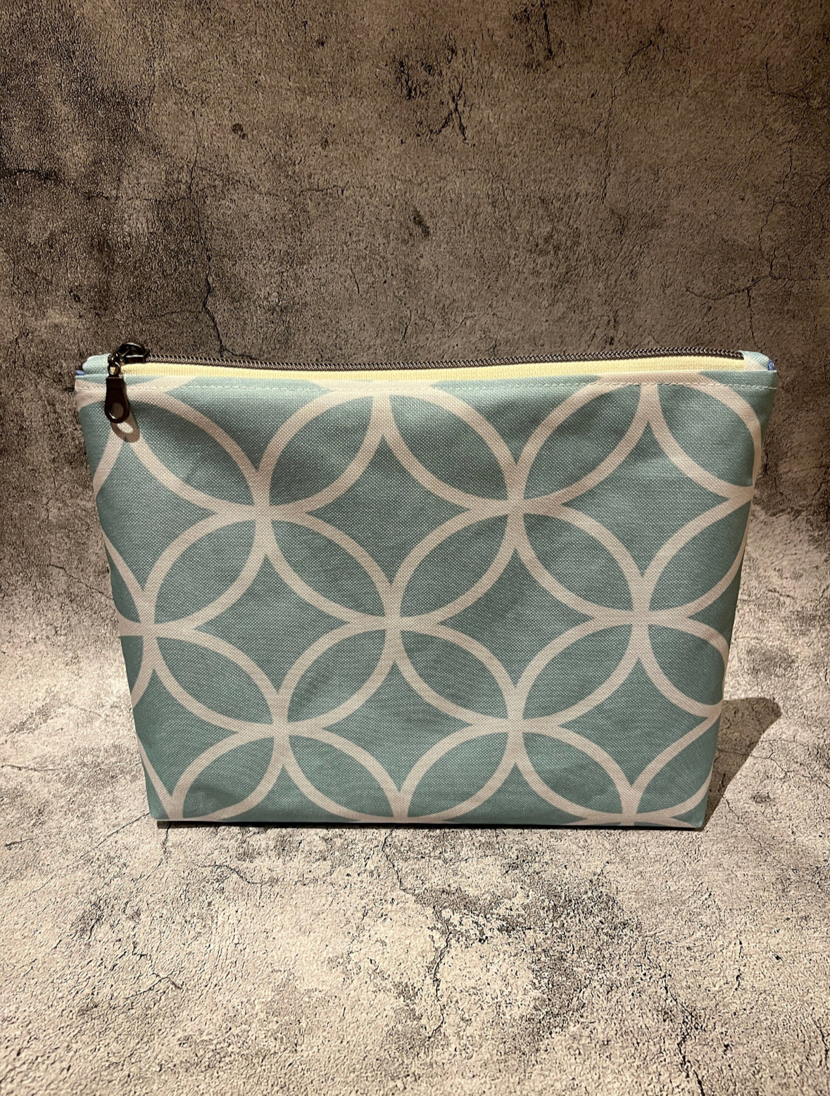 The Wundertasche made of repellent fabric